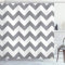 ABAKUHAUS Chevron Duschvorhang, Geometrische Zickzack-Streifen, Stoffliches Gewebe Badezimmerdekorationsset mit Haken, 175 x 180 cm, Grau weiß
