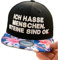 Outfitfabrik Snapback Cap „Ich Hasse Menschen, Steine sind ok“ in weiß, Schirm mit Motiv Lilie, 3D-Stick in weiß, Unisex, verstellbar an der Rückseite