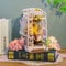 MEINESQIS Book Nook Kit Gartenhaus DIY Buch Nook Kits Zimmer Bücherregal Einsatz Miniatur Dekor Kit 3D Holzpuzzle Bücherregal Dekor mit LED Dekor Geeignet für Erwachsene und Jugendliche Handwerk