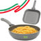 BAKAJI Set Padella 32 cm e Bistecchiera 24 x 24 cm Rivestimento Antiaderente Effetto Pietra, Senza PFOA, Manico Atermico Cool Touch, Ideale per Fornelli a Gas, Cottura Omogenea, Made in Italy