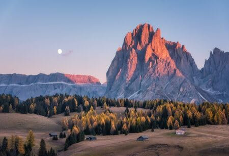 adrium Holz-Bild 130 x 90 cm: Wunderschöne Berge mit beleuchteten Gipfeln bei Sonnenuntergang. Herbstlandschaft mit kleinen Holzhäusern, Gebirgstal, Wiesen (143555067)
