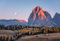 adrium Holz-Bild 130 x 90 cm: Wunderschöne Berge mit beleuchteten Gipfeln bei Sonnenuntergang. Herbstlandschaft mit kleinen Holzhäusern, Gebirgstal, Wiesen (143555067)