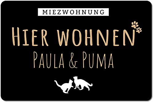 Fußmatte Katzen Personalisiert mit 2 Katzennamen | Miezwohnung Türvorleger mit Katzensilhouetten & Wunschtext | Geschenkidee für Katzenliebhaber – 60x40 cm, rutschfest, Schwarz, Druck in Deutschland