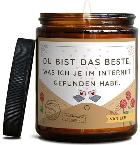 Valentinstag Geschenk Duftkerze | Lustige Liebeserklärung für Sie & Ihn | Handgemacht in DE | In Geschenkbox | Fernbeziehung Online Dating Partner Jahrestag Freund Freundin | Vanille