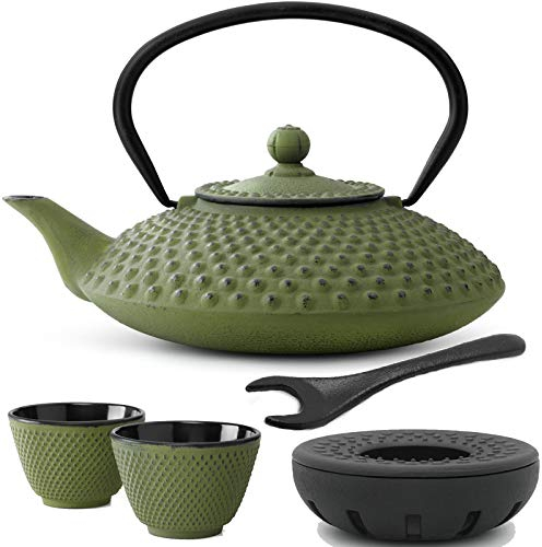 Teekanne asiatisch Gusseisen Set 1.25 Liter - grüne Gusskanne mit Henkel & Edelstahl Tee-Filter Sieb-Einsatz für losen Tee & 2 Teebecher (Tassen) gusseisernen Stövchen & Deckelheber