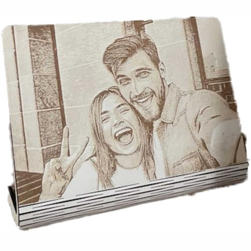 INDIGOS UG - Schilder selbst gestalten - 120x170 mm - Holzbild mit Foto & Wunschtext personalisiert Laser graviert Datei, Fotorahmen, personalisierte Geschenke - Fotoständer