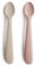 Mushie | Lot de 2 Cuillère en silicone sans BPA | Cuillère d'alimentation lavable au lave-vaisselle | Accessoires pour les tout-petits | Blush/Shifting Sand