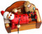 Räuchermännchen Weihnachtsmann liegt schlafend auf dem Sofa