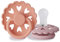 FRIGG Fairytale Schnuller 2 Packung | Silikon Schnuller | BPA-Frei | Hergestellt in Dänemark | Symmetrischer Sauger in Kirschform| (Pretty In Peach/Primrose, Größe 1 (0-6 Monate))