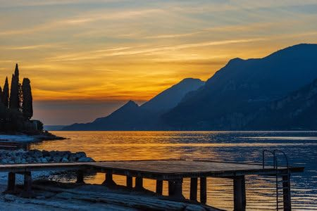 Leinwand-Bild 60 x 40 cm: Blick auf den Gardasee (Lago di Garda) und die italienischen Alpen vom kleinen Dorf Malcesine bei Sonnenuntergang, Provinz (196062845)
