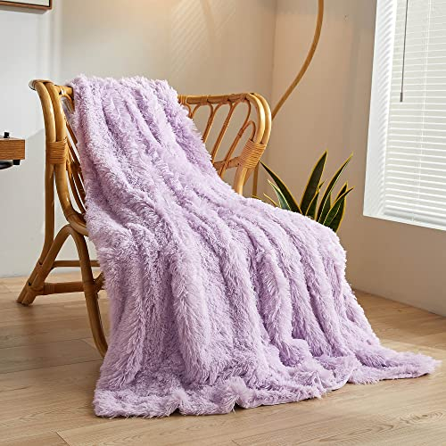XeGe Luxuriöse Flauschige Couchdecke - Sofa Kuscheldecke, warme winterliche Sofadecke, hochwertige Kunstpelz-Decke, zottelige Plüschdecke, 127x152 cm pelzige Wohndecke für Couch, Lavendel