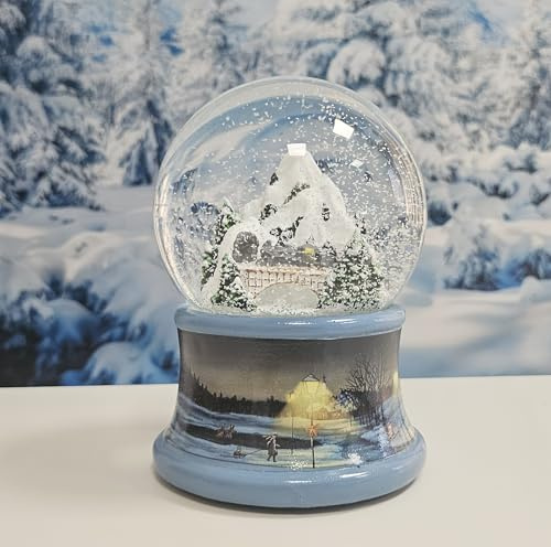 Weihnachts-Schneekugel mit Musik | Schneekugel Berglandschaft mit Brücke | Sockel Winterlandschaft blau | 100mm breit, 140mm hoch | mechanische Spieluhr | Dekoration | 20287