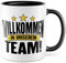 Willkommen Tasse Geschenk Kollegen Geschenkidee Willkommensgeschenk Kaffeetasse Büro neue Kollegen Geschenkidee Willkommen im Team Kaffee-Becher Zuwachs Mitarbeiter (Weiß/Schwarz)