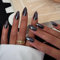 JUSTOTRY 24 Stück Chrome Schwarz Einfarbig Nägel Zum Aufkleben Kurz,Metallic Mandel Press on Nails Muster,Glossy Oval Kunstnägel Fake Nails Mittel,French Fingernägel Künstliche Nägel für Frauen
