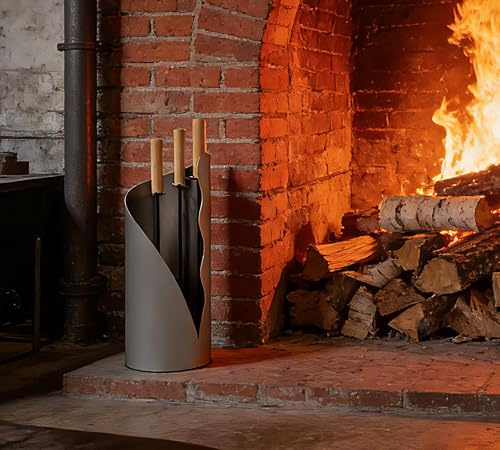 Calidola Kaminwerkzeug-Set mit Holzgriffen – 3-teiliges Begleiter-Set mit strukturierter grauer Oberfläche – Schaufel, Bürste & Schürhaken – Rustikales sandbeschichtetes Eisen – 52,5 cm freistehendes