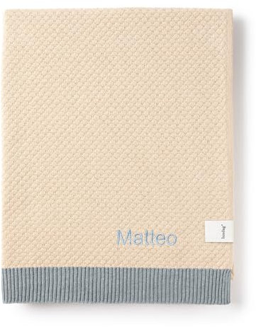 personalisierbare Babydecke mit Namen (Farbe & Stickerei wählbar) - Strickdecke für Babys - 104x104 cm - 100% Baumwolle - Groß, kuschelig & atmungsaktiv - Geschenk zur Geburt