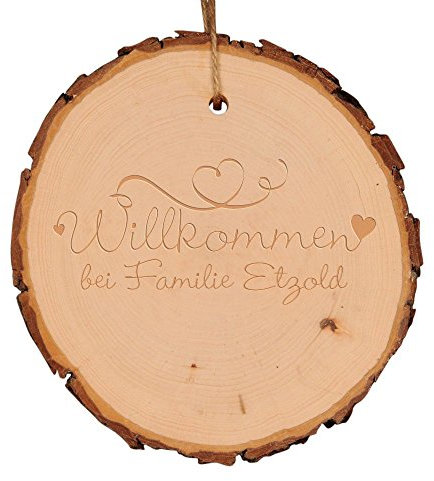 4you Design Baumscheibe personalisiert Willkommen bei Familie … (12,5-15 cm/mit Loch zum Aufhängen) - Türschild - originell - einzigartige Geschenkidee -