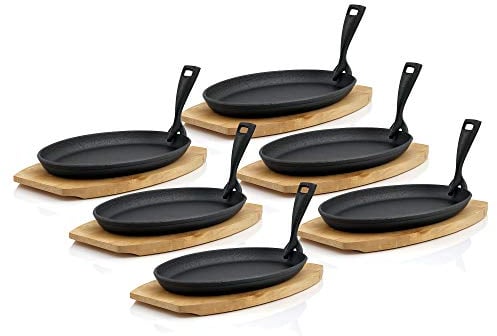 BBQ-Toro Gusseisen Servierpfännchen mit Holzunterlage (6 Stück) | 27 x 18 x 3 cm - oval | bereits eingebrannt - preseasoned | Grillpfännchen mit abnehmbarem Griff | Gusseisenpfanne, Paella Pfanne