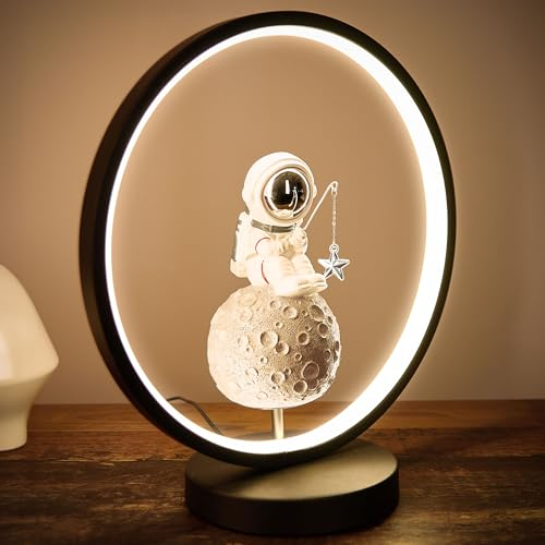 BRUBAKER Astronaut auf dem Mond mit Angel - 32 cm Tischlampe mit LED Ring - Weltraum Nachttischlampe mit indirekter Beleuchtung und USB-C Stecker - Handbemalte moderne Raumfahrt Deko Lampe