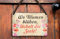 schilderkreis24 – Blechschild Lustiger Spruch “Wo Blumen blühen..“ Deko Schild Geschenkidee Retro Geschenk Geburtstag Weihnachten für Garten Terrasse Balkon Küche Gärtner 18x12 cm