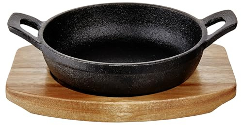 BUTLERS Servierpfanne Gusseisen - HOT IRON - Holzteller | Farbe Schwarz - 220 ml - Bratpfännchen für Vorspeisen - Tischpfanne zum Schmoren - Akazienholzuntersetzer