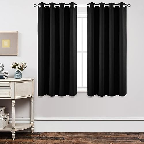 Joydeco Rideau Occultant 2 Pièces, Rideau Thermique Isolant Anti Chaleur Tenture Opaque à Oeillets Isolation Lumiere Anti UV Decoration Chambre Maison Salon Intérieurs (2xL106xH158, Noir)