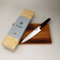 Pacchetto Kai Shun Premier Tim Mälzer | TDM-1722 Coltello multiuso Coltello per pomodoro seghettato | lama 16,5 cm | + tagliere fatto a mano in legno di botte (rovere) 25x15