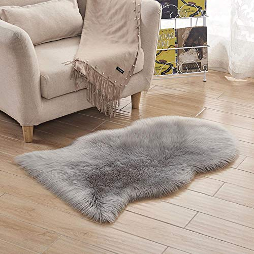 WIONE Spitzenqualität Lammfellimitat Teppich, Flauschig Weiche Nachahmung Wolle Teppich Longhair Fell Optik Gemütliches Schaffell Bettvorleger Sofa Matte Hellgrau 60 * 90cm