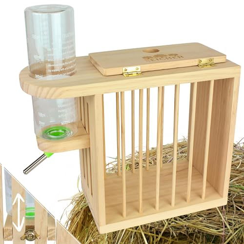 Heuraufe inkl. höhenverstellbarer Trinkflasche. Naturholz. Meerschweinchen Heuraufe, Kaninchen, Hasen, Hamster Trinkflasche. Perfekt für Kaninchenstall. Hasen Zubehör Kaninchen Zubehör | Drei Eichen