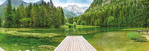 Komar Fototapete GREEN LAKE | 368 x 127 cm | Tapete, Wand Dekoration, See, Steg, Landschaft, Wald, Berg, Urlaub | 4-538