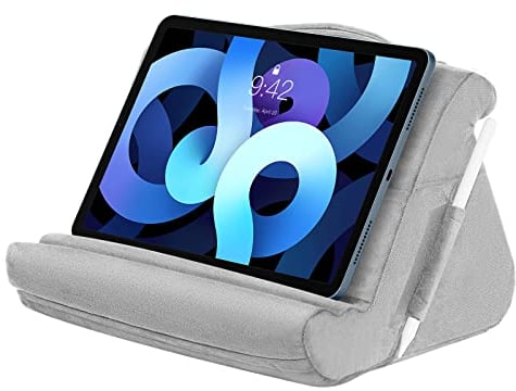MoKo Tablet Kissn Ständer, Tablet Kissenhalter, 4,7-12,9 Tablet Ständer mit Tasche & Stiftring für iPad 10.2 2022, iPad Pro 11/12.9 2022,iPad Air 5 4 3/iPad Pro/iPhone, Samsung Tab, Buchen - Grau