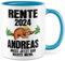 Tasse Personalisiert Rente 2025 Name muss jetzt garnichts mehr Geschenkidee Ruhestand Pensionierung Renteneintritt Rentner Rentnerin Geschenk zur Rente Rentnergeschenk (Weiß/Blau)