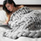 Gestrickte Decke, Grobe Strickdecke Wolle Garn Arm Stricken werfen Super große klobige Stricken Decke Haustier Bett Stuhl Sofa Yoga Matte Teppich (Hellgrau,120 * 150cm)