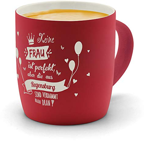 printplanet - Kaffeebecher mit Ort/Stadt Regensburg graviert - SoftTouch Tasse mit Gravur Design Keine Frau ist Perfekt, aber... - Matt-gummierte Oberfläche - Farbe Rot