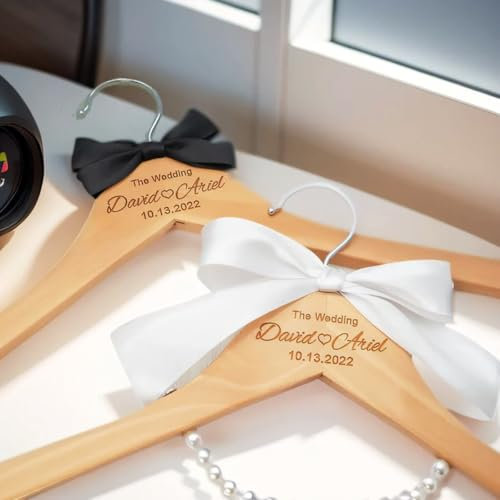 Personalisierter Kleiderbügel für Braut und Bräutigam Mit Holzgravur - Individueller Name/Text/Datum für Hochzeitskleid (Style 3)