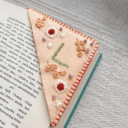 Litthing Handgesticktes Eck Lesezeichen, 26 Buchstaben Personalisierte Lesezeichen für Damen Jahreszeiten Dreieck-Lesezeichen aus Filz, Geschenke für Buchliebhaber Männer Kinder