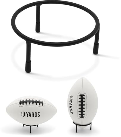 40YARDS American Football Standfuß / Ballständer Metall | 3-Bein | Ø 10 cm | Mattschwarzer Ballhalter mit Gumminoppen | Stabile 3-Bein Halterung & Deko | Football, Fußball, Basketball, Handball, etc.