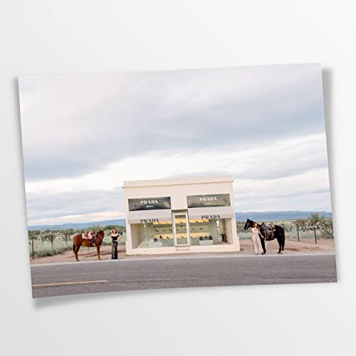 Artis Prints Poster (Baumwolle) Prada Marfa Shop in der Wüste, Fashion, Klein bis XXL, Inneneinrichtung - Wohnzimmer - Wohnung, Dekoration