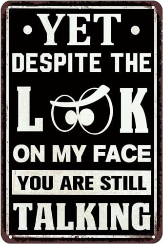 Lustiges, sarkastisches Metallschild mit der Aufschrift „Yet Despite the Look on My Face You Are Still Talking für Küche, Bar, Café, Restaurant, Zuhause, Schlafzimmer, Garage, Badezimmer, 30,5 x 40,6