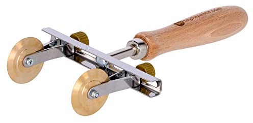 Rotella Tagliapasta | Taglia Pasta Sfoglia Fresca | Doppia Lama Liscia Regolabile | Diametro 38 mm in Ottone e Impugnatura in Legno | Tagliapasta.com [Made in Italy]