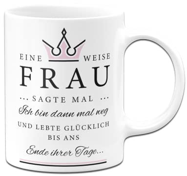 Tassenbrennerei Original Tasse mit Spruch Eine weise Frau sagte mal Ich bin dann mal weg und lebte glücklich bis ans Ende ihrer Tage - Büro Kaffeetasse lustig Geschenk für Kollegin zum Abschied (Weiß)
