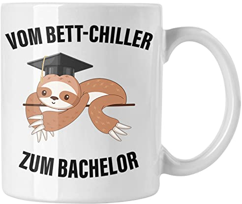 Trendation - Bachelor Geschenk Abschluss Spruch Tasse Master Graduation Bestanden Prüfung Vom Bett-Chiller zum Bachelor (Weiß)