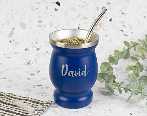Made in Gift Kit Vaso de Colores para Mate Argentino 25cl Personalizado con Nombre o Texto Grabado Imborrable sobre Acero Inoxidable de Doble Pared Térmica con Bombilla y Cepillo de Limpiar (Azul)
