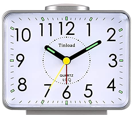 Tinload Analog Seniorenwecker mit Nachtlicht, 4 Zoll großes Zifferblatt, Tischuhr mit Schlummerfunktion, laut, ansteigendem 3-stufigem Glockenton, Batteriebetrieben (Silber)