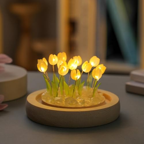 Tulpennachtlicht mit handgefertigter Glasblume und rustikalem Holzsockel, liefert warmes und einladendes Leuchten für Schlafzimmer oder Schreibtischdekoration (13 Gelb)