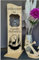 Designbysh Personalisierter Holzaufsteller, Holz Deko Schild Holzschild Eingangsschild mit Windlicht aus Glas, Hirsch und Wald