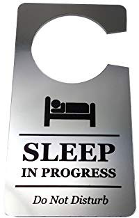 OriginDesigned Schild Sleep in Progress Do Not Disturb – Türaufhänger, Türwarnhinweis, für Nachtschichten oder unregelmäßige Arbeitsmuster. Halten Sie andere draußen. Weltweit versandter Artikel.