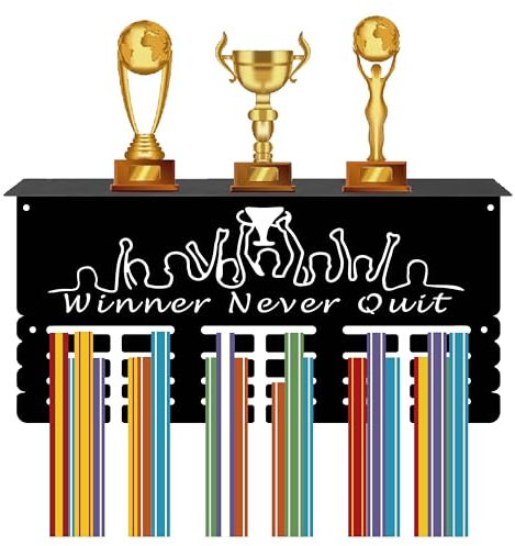 CREATCABIN Medaillenhalter,Trophäenregal,Medaillenaufhänger,Display Mit Regalständer,Sport,4 Reihe,Wandhalterung,Für Fußball,Laufen,Schwimmen,Auszeichnungenständer,40x20x10 cm-Gewinner Gibt Nie Auf