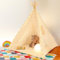ALRITHO® Tipi Zelt für Kinder aus Baumwolle & Holz inkl. Kuschelmatte, Tragetasche & Stabilisator | drinnen & draußen | Für viel Spaß im Kinderzimmer für Jungen & Mädchen (Sandburgen Beige)