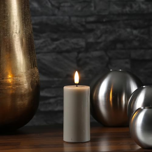 MARELIDA LED Kerze Echtwachs Deluxe Homeart Stumpenkerze mit realistischer 3D Flamme mit Wachsspiegel sandfarben Indoor (D: 5cm - H: 10cm)